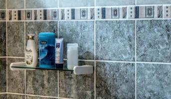 Čištění spár v koupelně: postupy, které fungují (bez plísní a bez poškození obkladů)