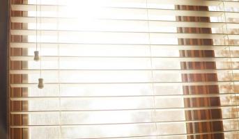 Čištění žaluzií: jak na prach, mastnotu i zašlé skvrny