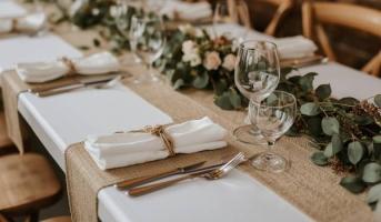 Ekologická výzdoba svatebního stolu – jak vytvořit „wow“ efekt bez plastu?
