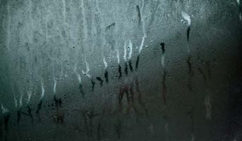 Jak na orosená okna? Praktický návod pro domácnosti i bytové domy