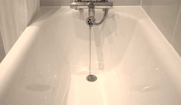 Jak na vanu a sprchový kout? Kompletní postup bez škrábanců a šmouh