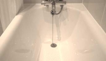 Jak na vanu a sprchový kout? Kompletní postup bez škrábanců a šmouh