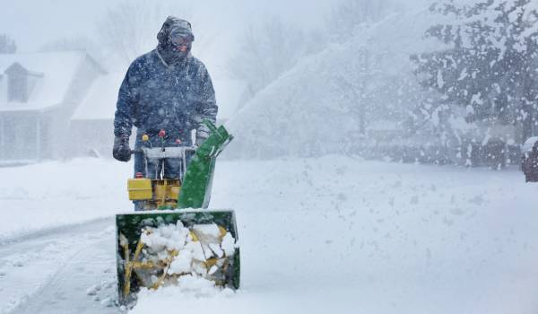 Zimní úklid chodníků u SVJ - jak zajistit bezpečí obyvatel a klidné spaní výboru