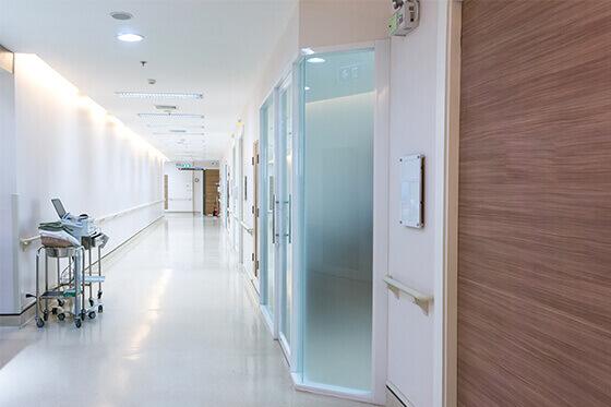 Chodba moderní kliniky